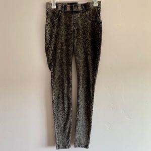 HUE NWT Distressed Leggings